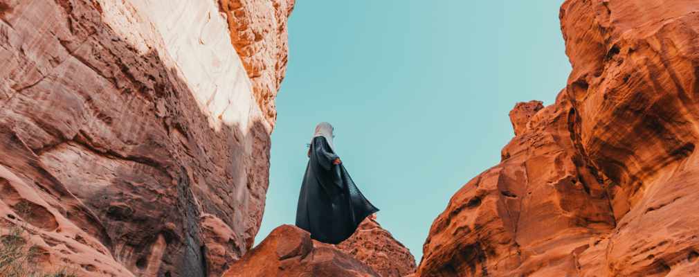 Una persona pasea entre las rocas del desierto